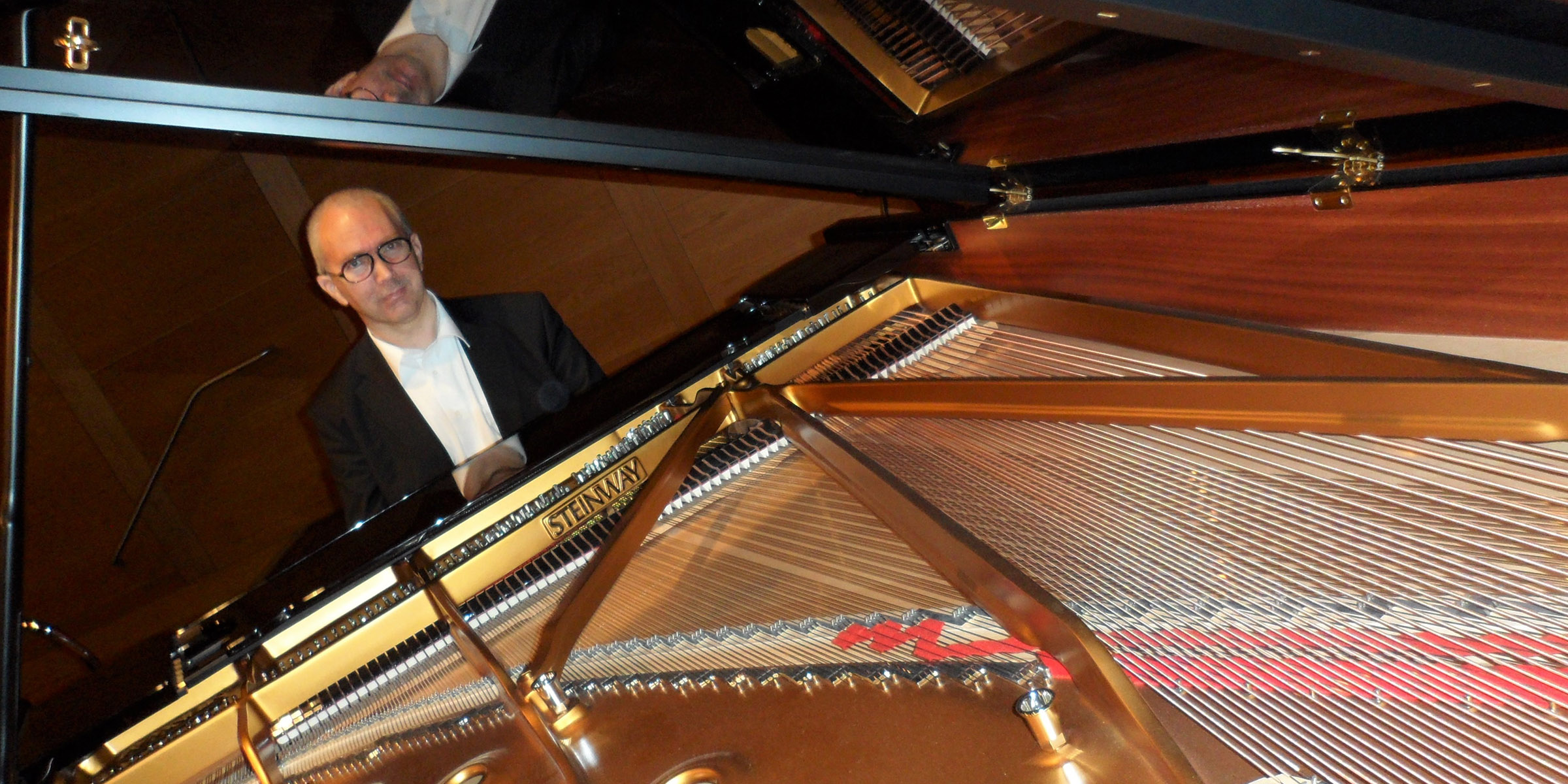 Konsertpianist Svein Amund Skara sitter bak et Steinway-piano.
