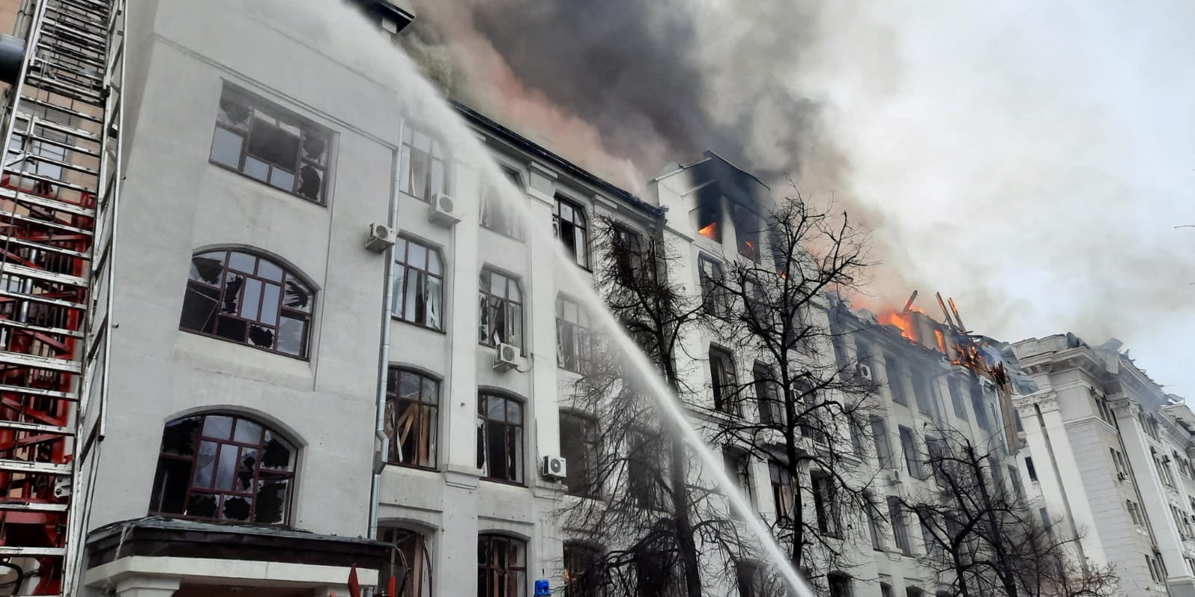 Bilde av en bygning som brenner.