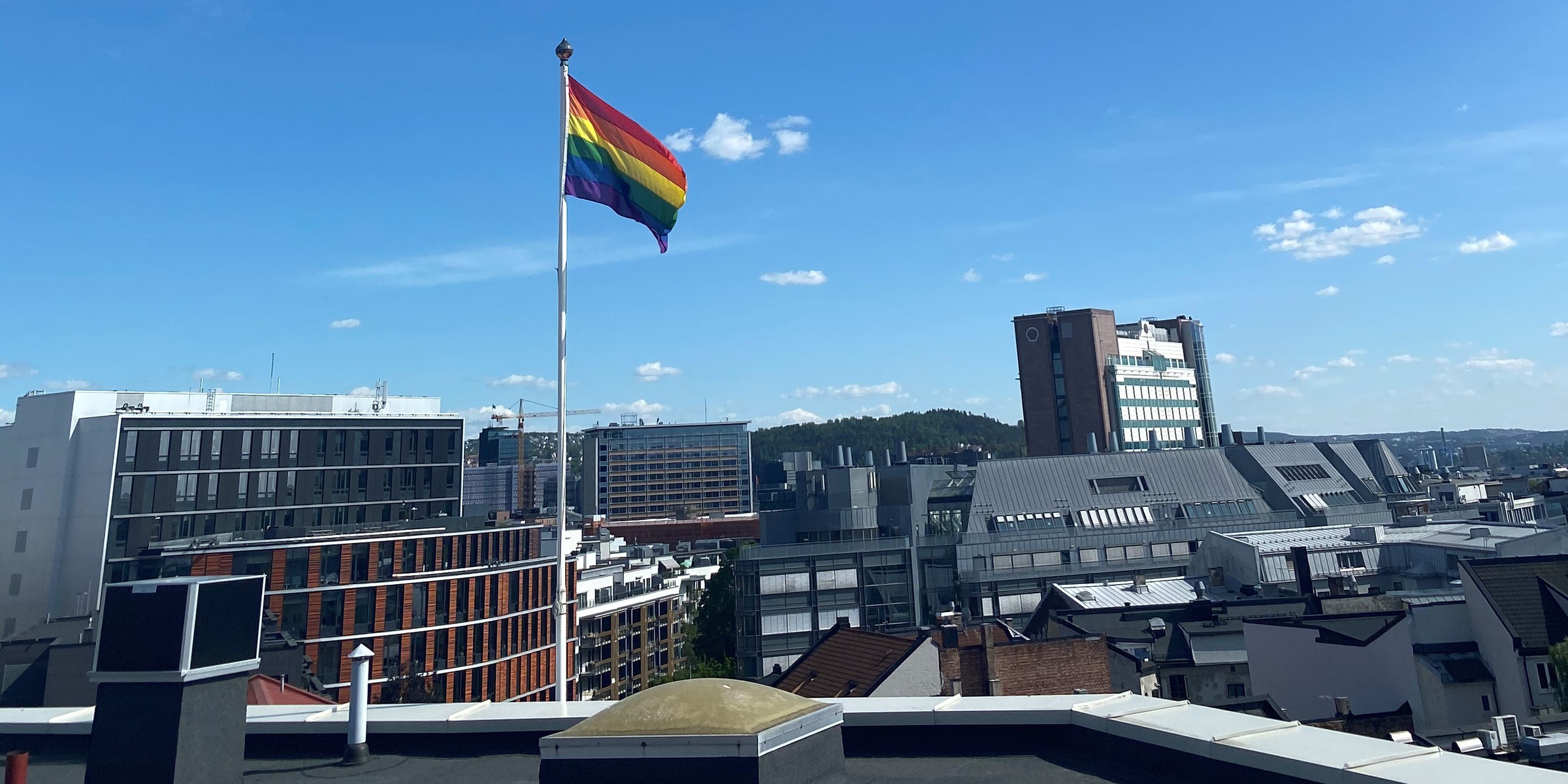 Pride-flagg på taket av en bygning.