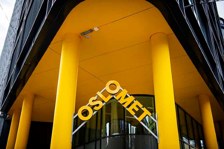 Gul fasade med OsloMet-logo