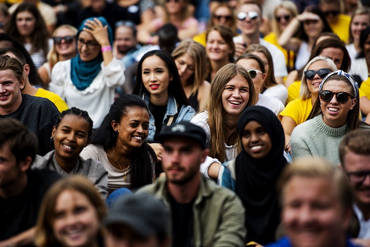 Utsnitt av studenter i en stor gruppe.