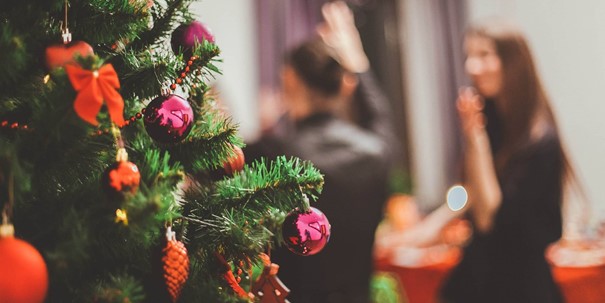 Bilde av julekule som henger på gran.