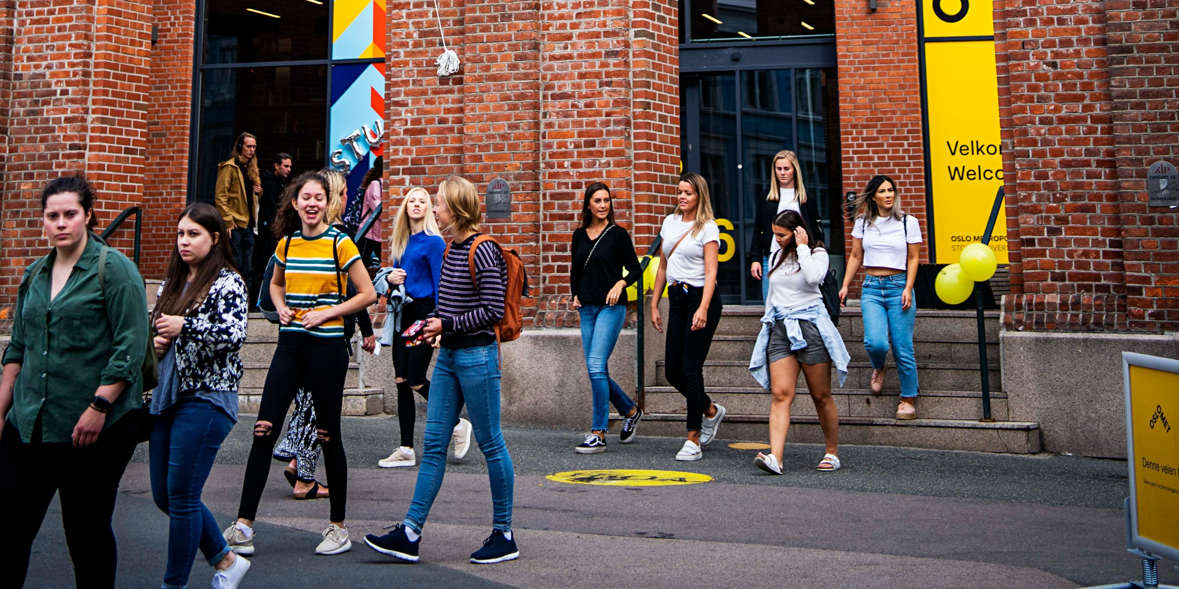 En gruppe studenter går utenfor Pilestredet 46