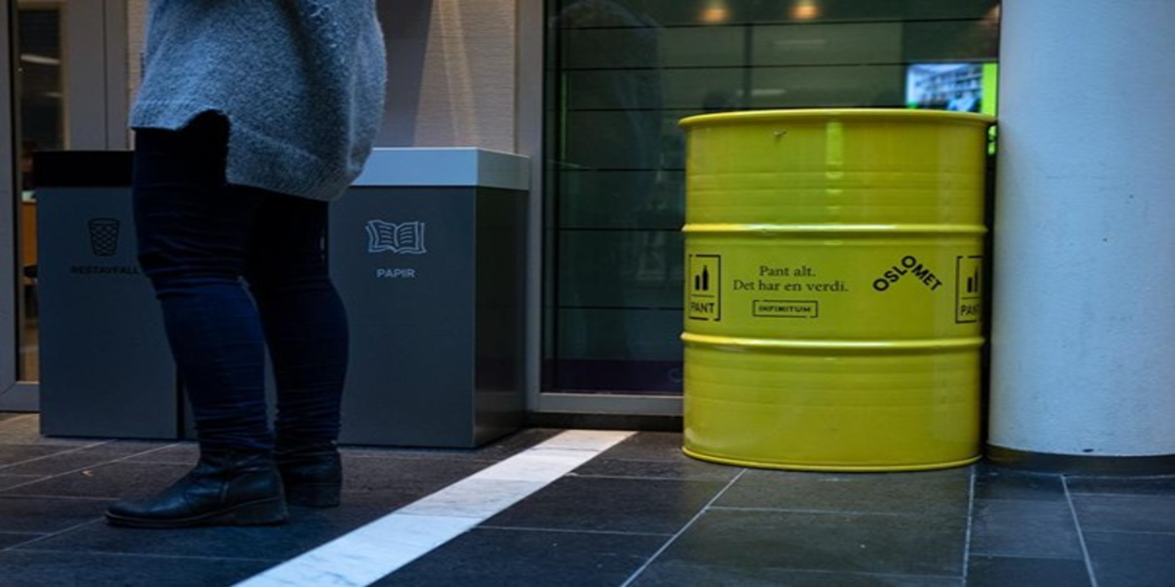 Photo of a yellow deposit-return box at OsloMet