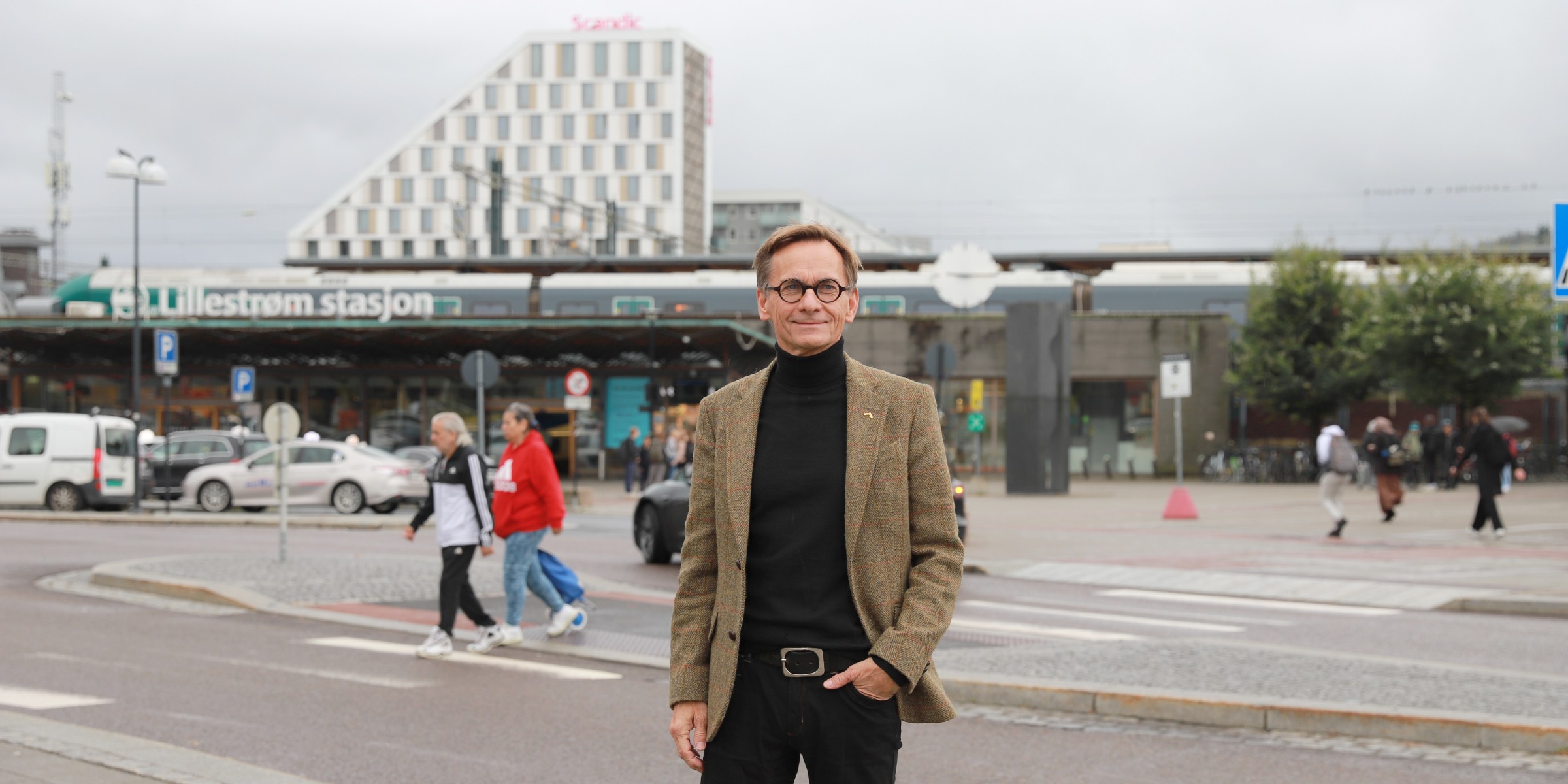 A man in front of Lillestrøm station
