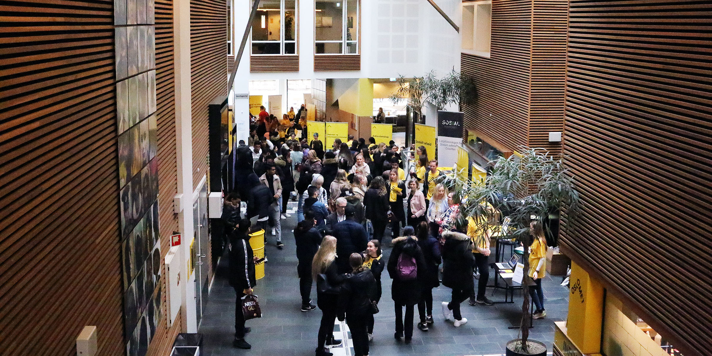 Bildet viser elever, studenter og ansatte ved stand for forskjellige studier i Pilestredet 35.