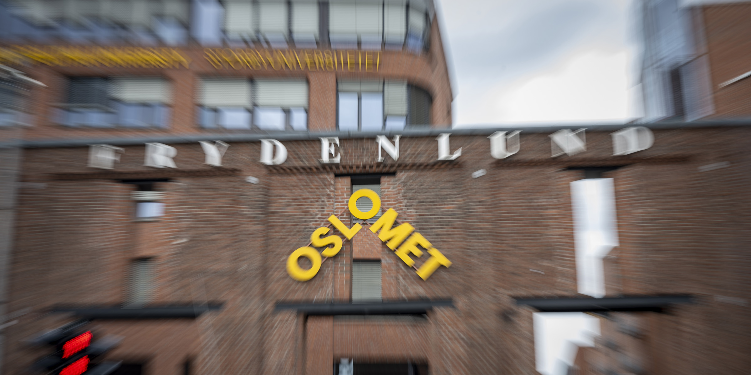 Fasade på OsloMet, med OsloMet-logo.