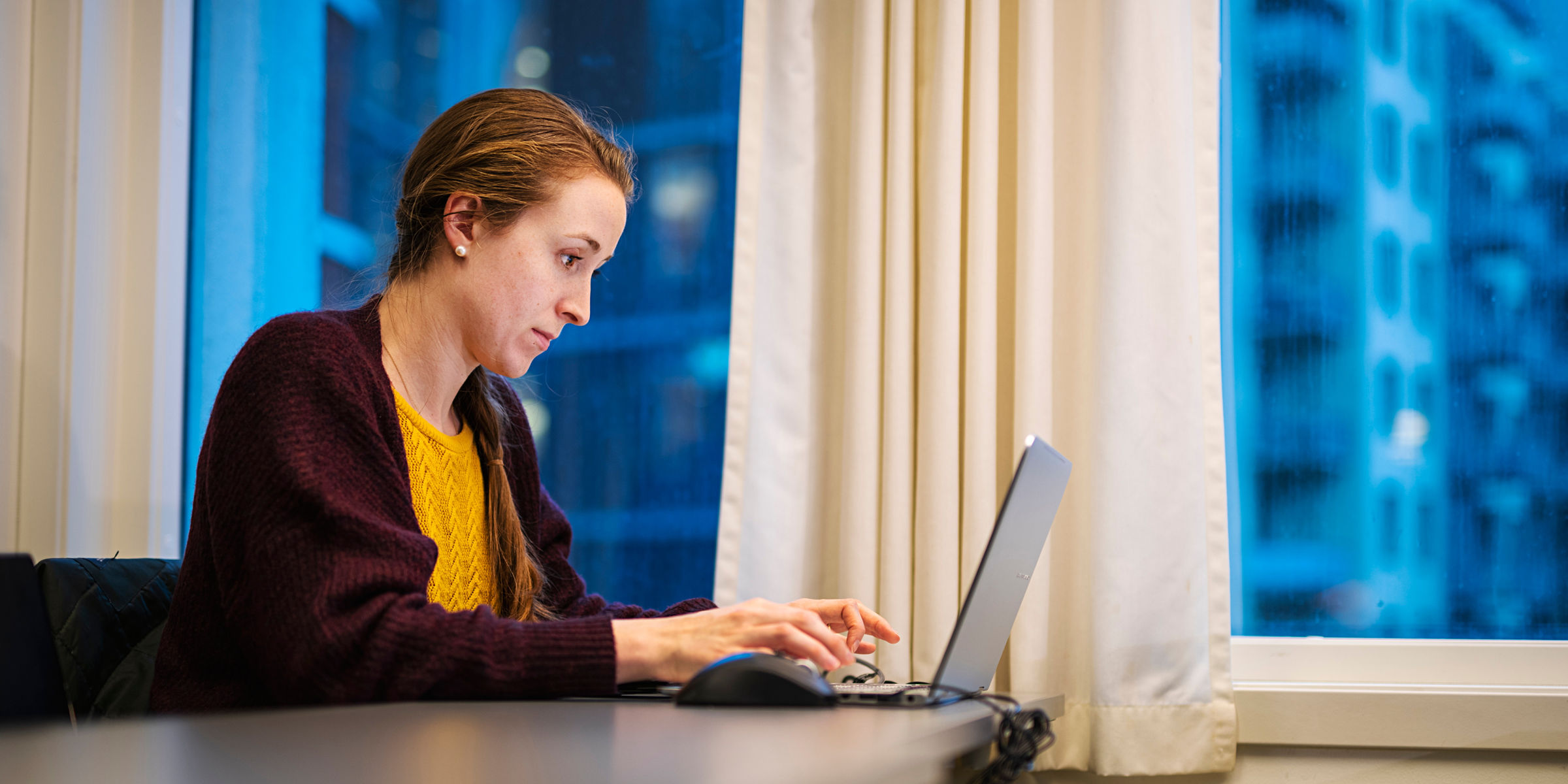 OsloMet-student skriver på en laptop.