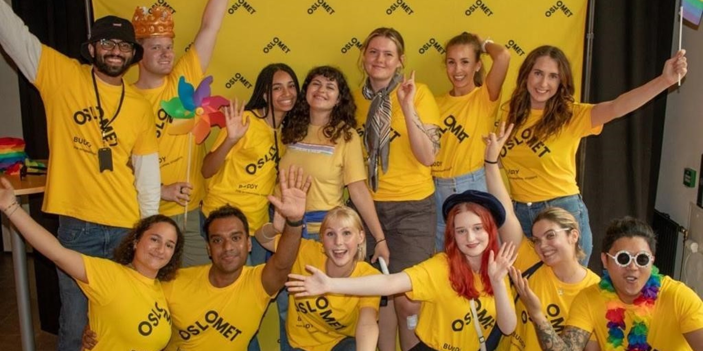 Studenter med gule OsloMet-t-skjorter poserer i gruppe