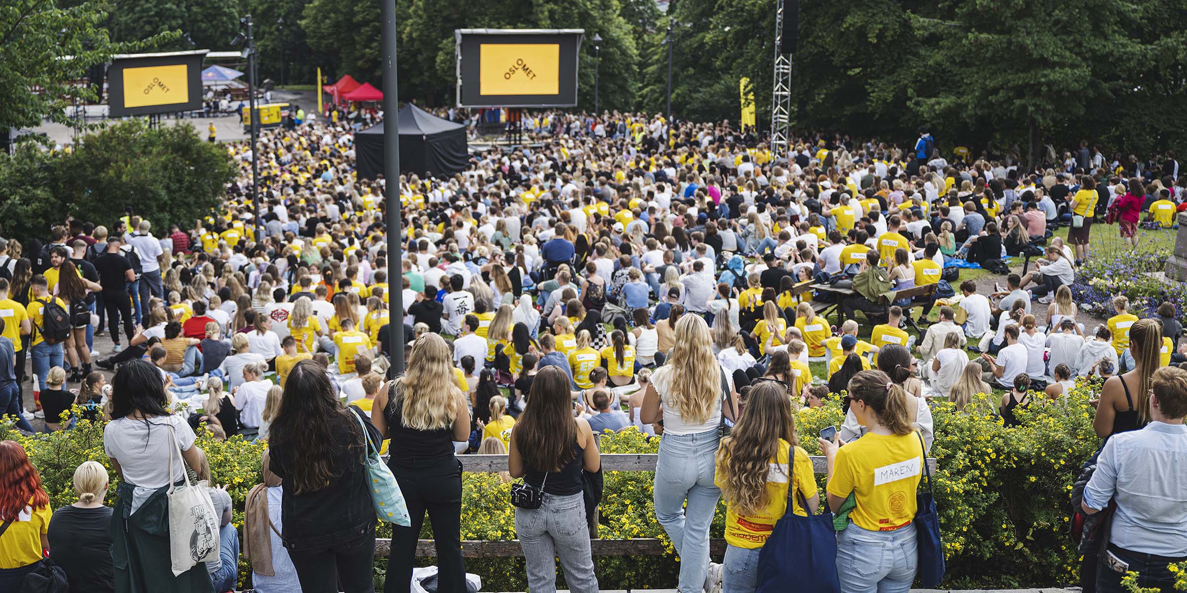 Mange nye studenter og faddere samlet til velkomstseremoni på St. Hanshaugen.