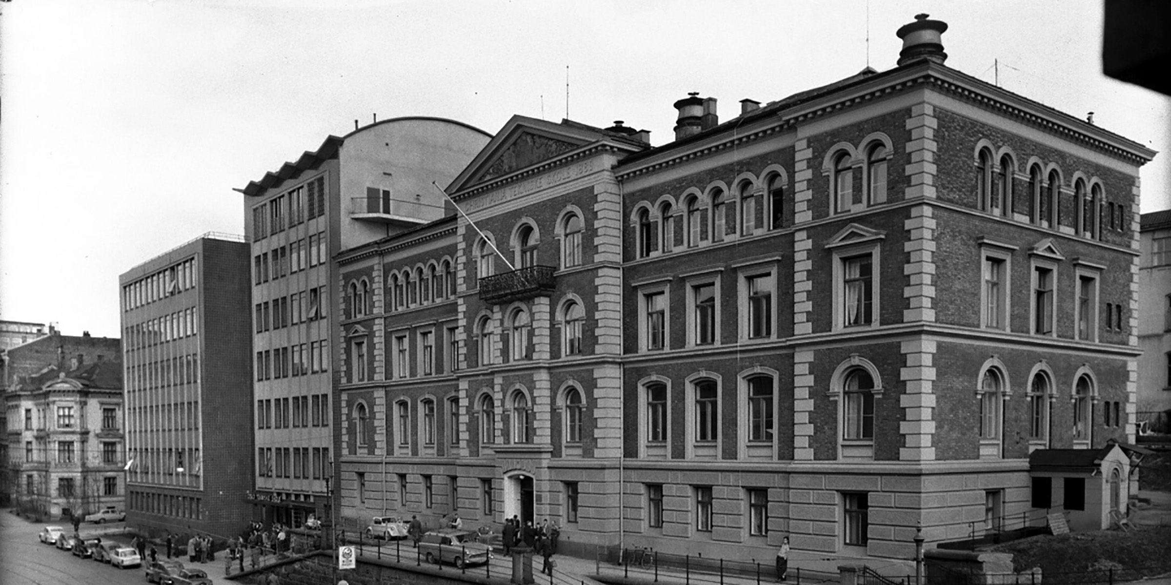 Bilde av Cort Adlers gate 30 i Oslo. Bildet er tatt på begynnelsen av 1960-tallet. Øverst på bygningen står det: Christiania tekniske Skole 1889.