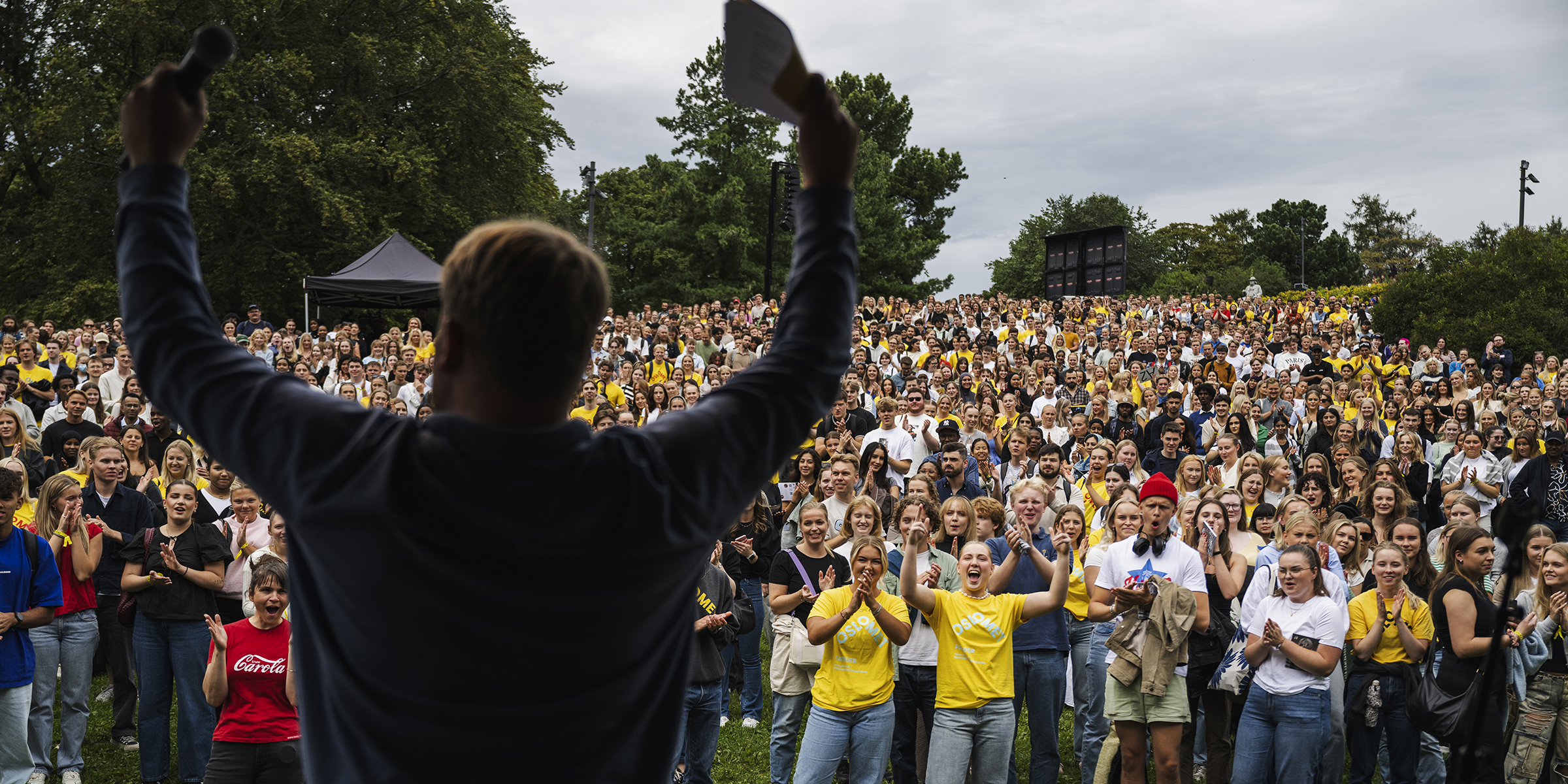 Bilde fra scenen på St. Hanshaugen og mange studenter foran scenen..