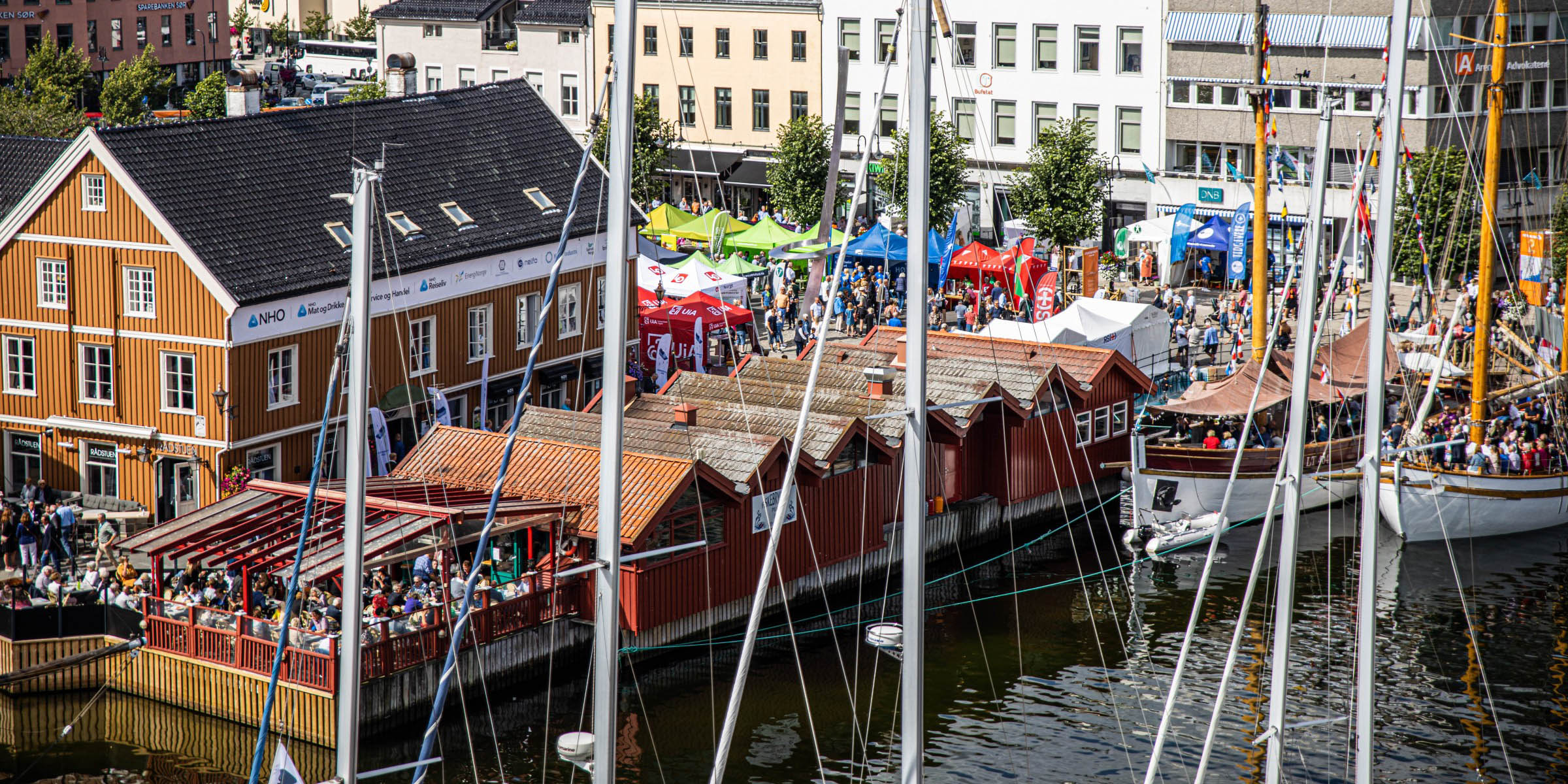 Flyfoto av bryggeområdet i Arendal sentrum.
