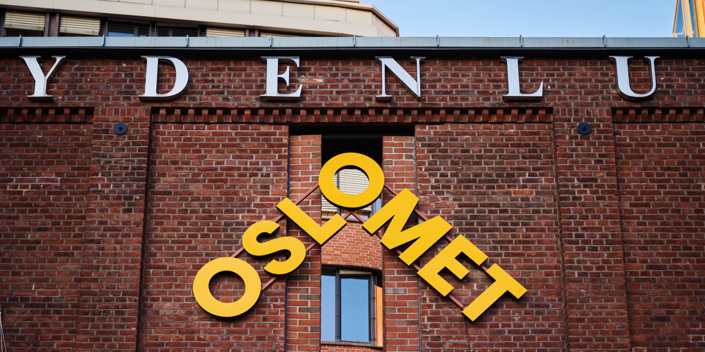 Picture of buildings on campus Pilestredet and the city.