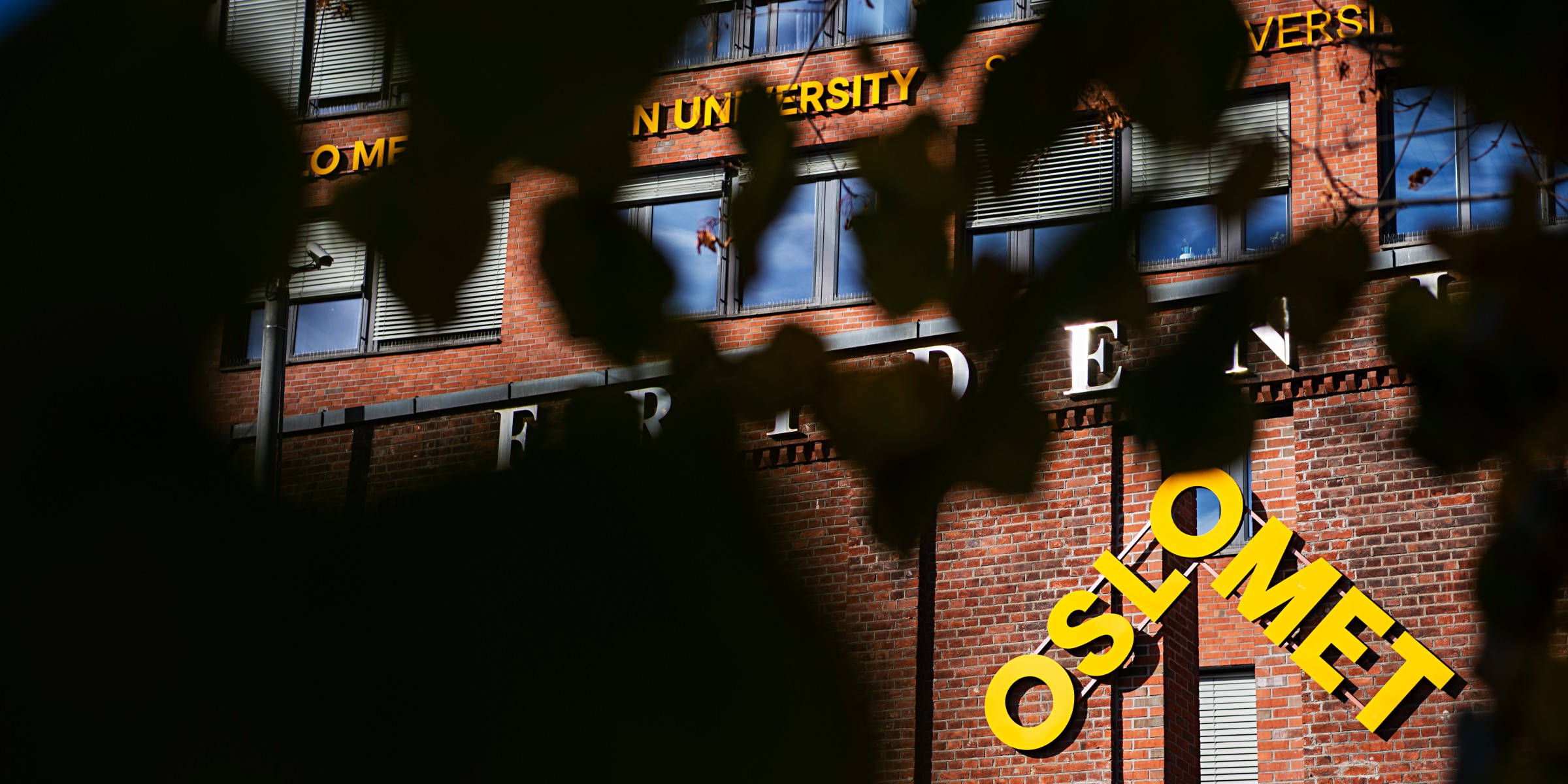 Building with a OsloMet sign.