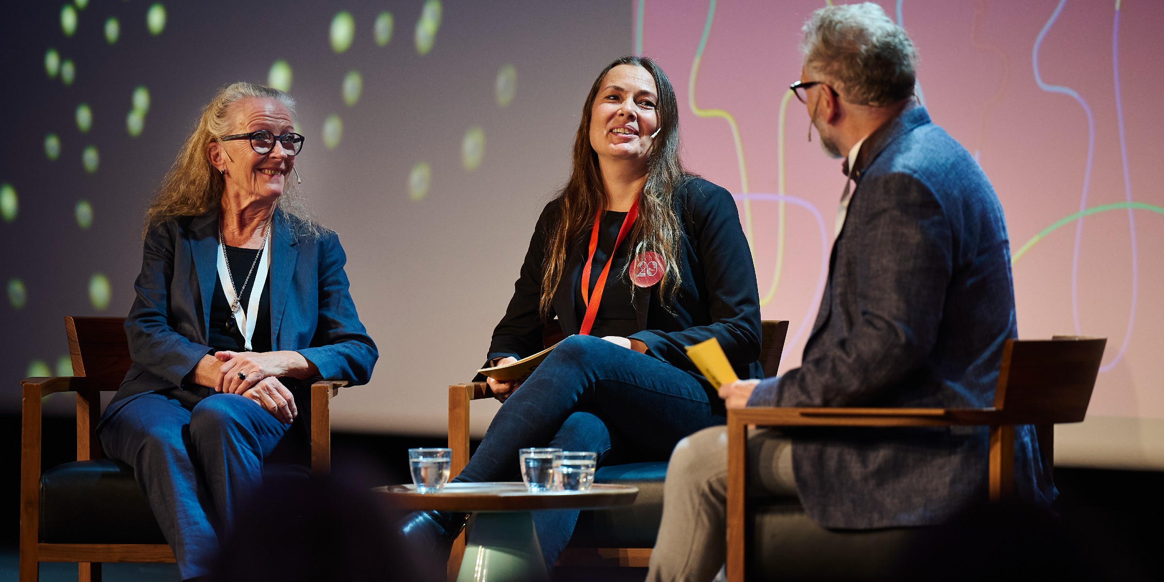 NAFOs leader Marit Lunde (in the middle) talking to two participants at the anniversary conferenceeltakere på en scene under jubileumskonferansen.
