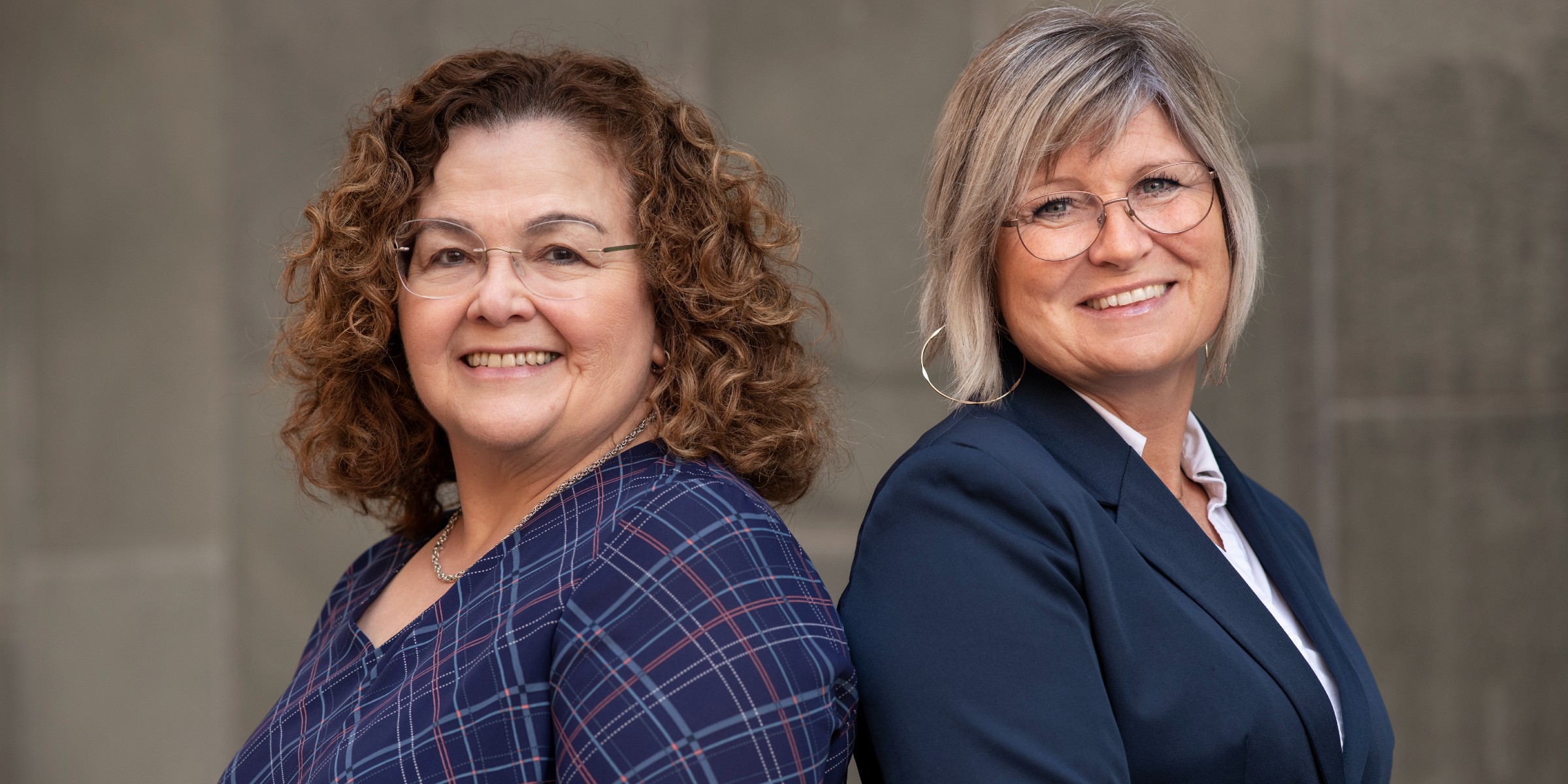 Foto av Blanca Estela Braña de Hvidsten og Anette Lund Follestad som står rygg mot rygg og ser i kamera.