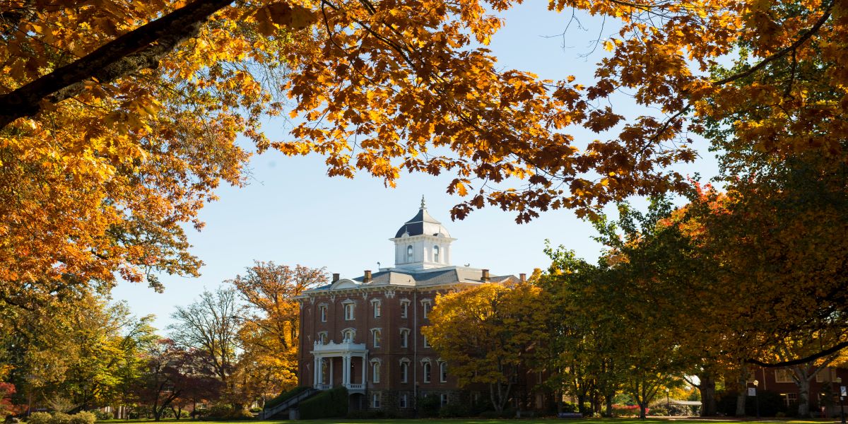 Utsikt fra Oak Grove mot Pioneer Hall, Linfield University, høstfarger