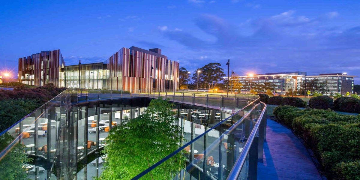 Universitetsbiblioteket på Macquarie-universitetet med lesesalsplasesr