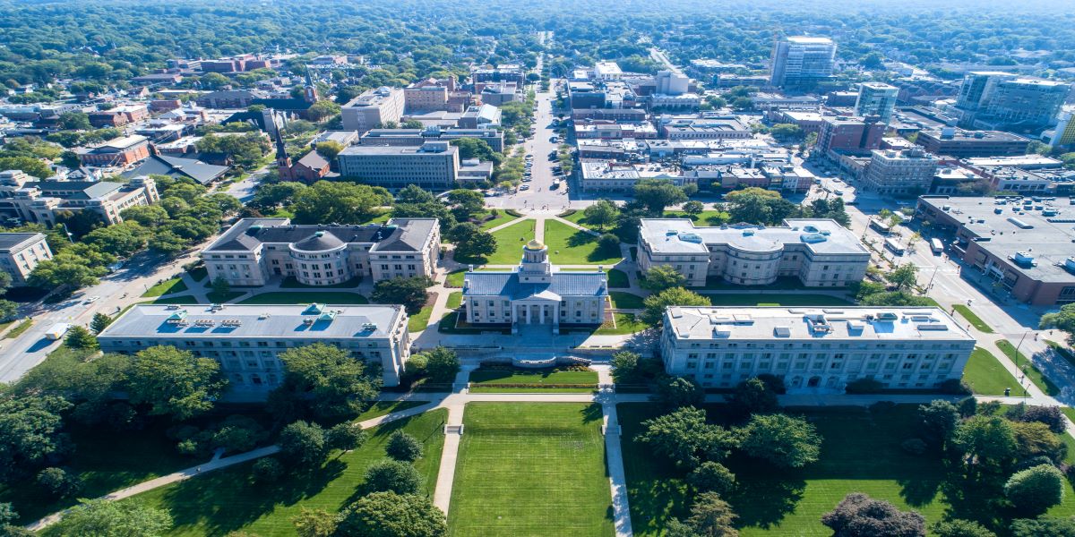 Dronebilde av campus Pentacrest  i Iowa City