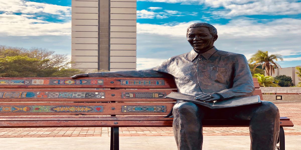 Skulptur av Nelson Mandela sittende på en benk, South Campus