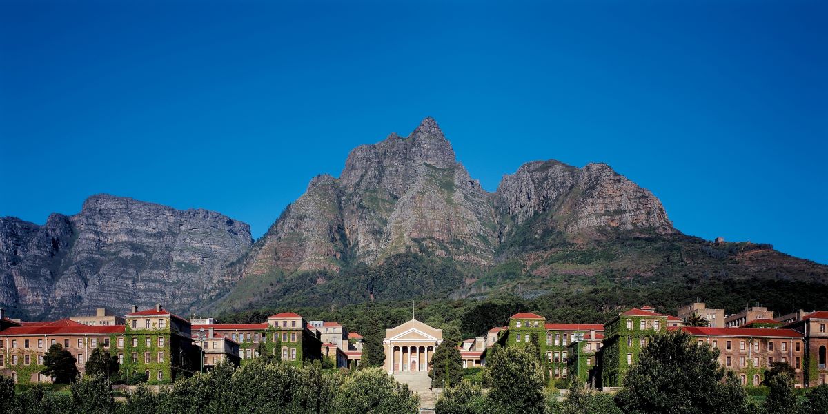 Historiske universitetsbygninger ved Upper Campus, hovedsetet for universitetet, med fjellet Devil's Peak i bakgrunnen